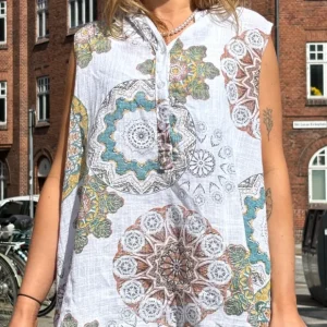 Dorota top med knapstolpe og mandala mønster hvid LikeLondon